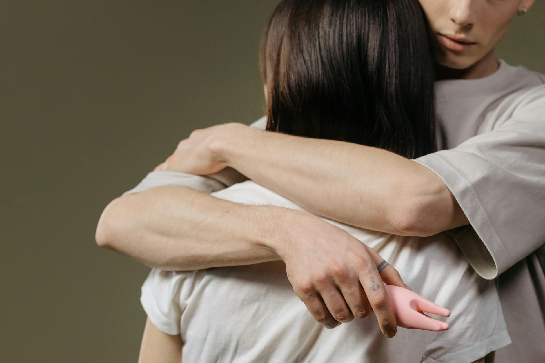 Una pareja abrazándose, mostrando conexión e intimidad